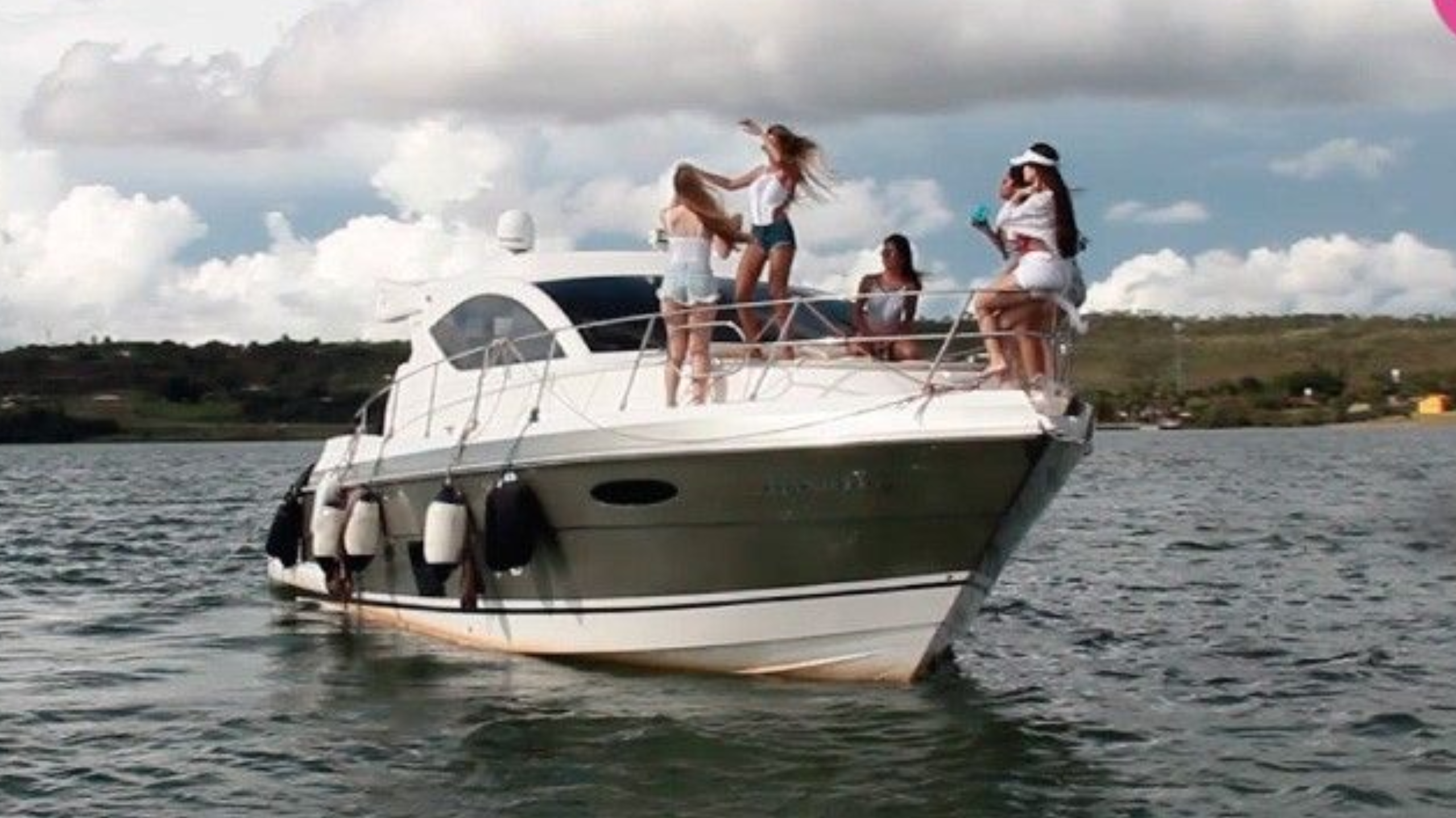 Área interna da lancha Phantom 56 pés